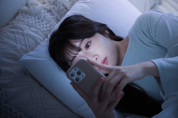ブルーライトだけじゃない！ 専門家が指摘する「スマホ寝不足」の意外な要因