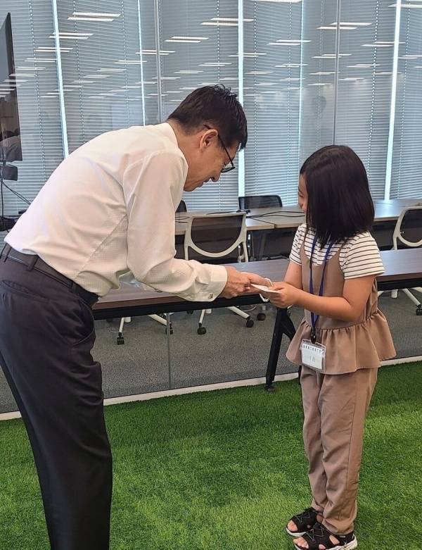 大臣を前に緊張…と思いきや 小4娘が見せた堂々プレゼンにびっくり 霞が関のお仕事体験