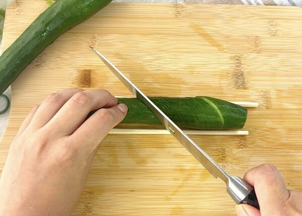 これ、5分以内でできます！見た目も食感も楽しいキュウリの超時短・副菜レシピ【プロの技が詰まってる！】