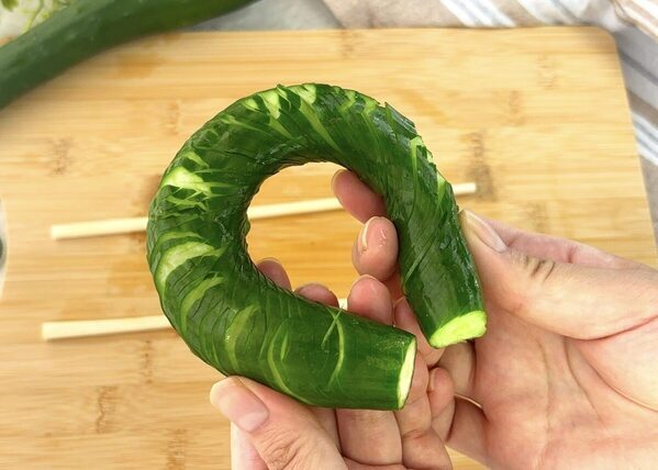これ、5分以内でできます！見た目も食感も楽しいキュウリの超時短・副菜レシピ【プロの技が詰まってる！】
