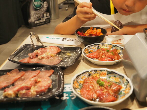 これは認めざるを得ない…焼肉食べて“無自覚臭”を親子で実感 「何度嗅いでもわからない！」