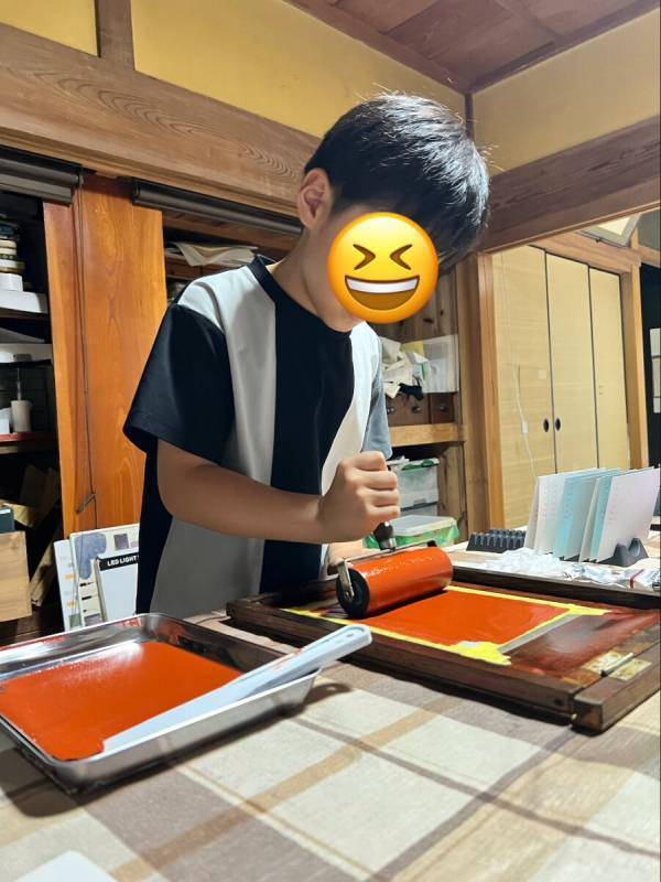 息子のこんな真剣な表情、初めて見た。『本好きの下克上』にも出てきたガリ版印刷。今どき体験できる場所なんてないと思ったら【滋賀】