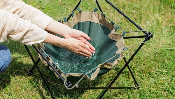 1つで5役。水運び・シート・ロープにも変身する防水バッグが優秀すぎる