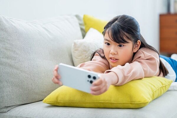 「気づいたら1時間…」中学生の52.5%が「スマホ中毒」と自覚。小中学生1,949人のリアルな声