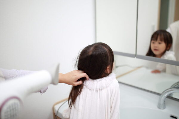 「この子、髪の毛ちゃんと洗えてる？」頭の後ろに泡がびっしり…ママたちのリアル体験談 「自分でやる！」を見守る難しさ