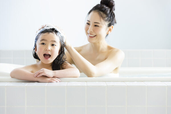 「この子、髪の毛ちゃんと洗えてる？」頭の後ろに泡がびっしり…ママたちのリアル体験談 「自分でやる！」を見守る難しさ