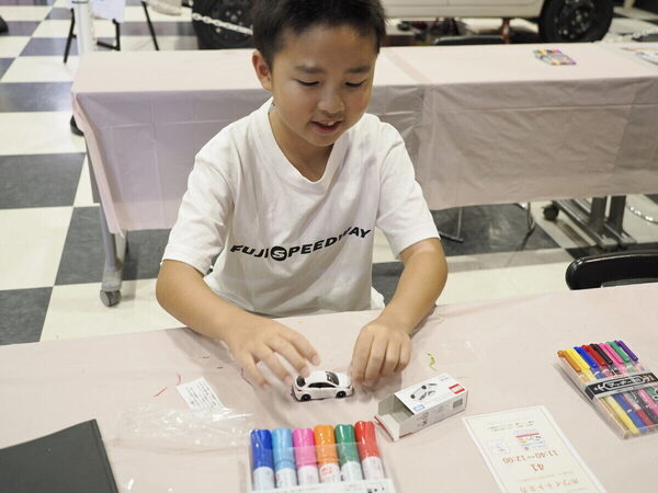 「えっ、無料でここまで!?」本物のタイヤ交換にトミカ作りまで。小5息子が大興奮したオートバックスの神イベント