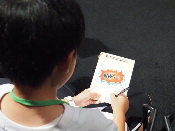 「先に行くよ」が届かない！ 小5息子が完全に没頭。蝶が飛び出し、光が変わるチームラボボーダレスの世界
