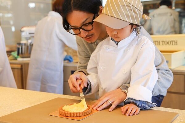 「できた！」の瞬間を応援するイベント！子どもがパティシエになれるハロウィンイベントが開催