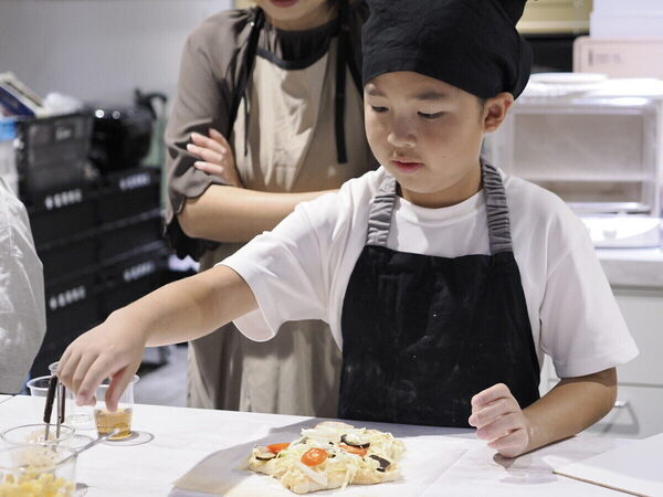 ピザの概念が変わった！小5息子が“こってり感ゼロ”のおいしさにびっくり。富澤商店の手ごねのピザレッスン