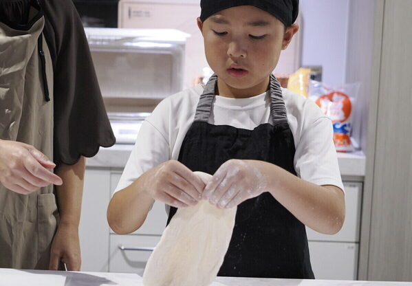ピザの概念が変わった！小5息子が“こってり感ゼロ”のおいしさにびっくり。富澤商店の手ごねのピザレッスン