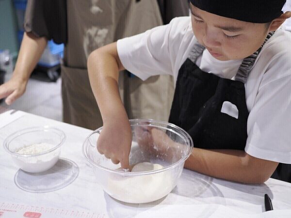 ピザの概念が変わった！小5息子が“こってり感ゼロ”のおいしさにびっくり。富澤商店の手ごねのピザレッスン