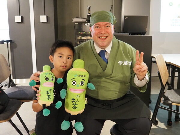 「抹茶っておいしい！」小5息子がオフィス街・丸の内で一服。AIポテチ作りにも挑戦してみた！
