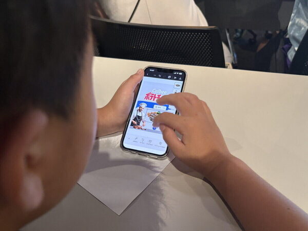 「抹茶っておいしい！」小5息子がオフィス街・丸の内で一服。AIポテチ作りにも挑戦してみた！