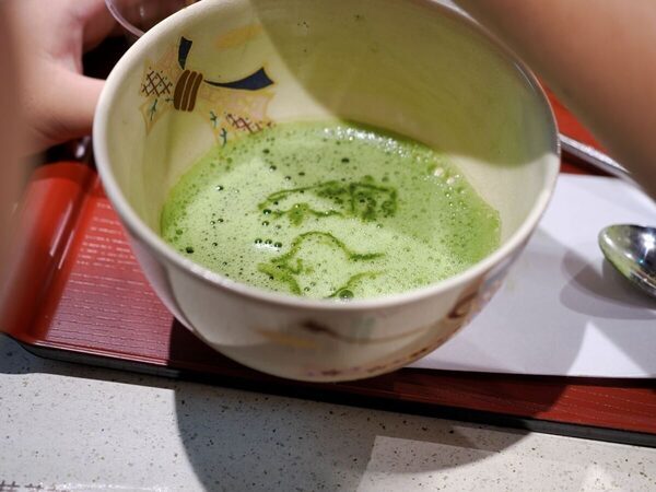 「抹茶っておいしい！」小5息子がオフィス街・丸の内で一服。AIポテチ作りにも挑戦してみた！