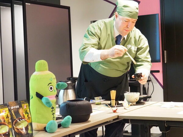 「抹茶っておいしい！」小5息子がオフィス街・丸の内で一服。AIポテチ作りにも挑戦してみた！