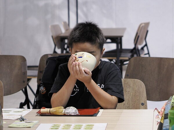 「抹茶っておいしい！」小5息子がオフィス街・丸の内で一服。AIポテチ作りにも挑戦してみた！
