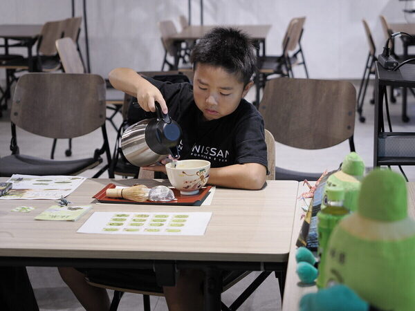 「抹茶っておいしい！」小5息子がオフィス街・丸の内で一服。AIポテチ作りにも挑戦してみた！