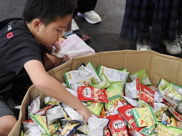 「抹茶っておいしい！」小5息子がオフィス街・丸の内で一服。AIポテチ作りにも挑戦してみた！