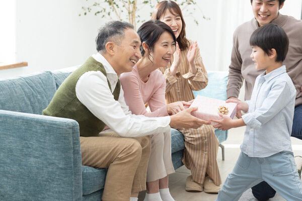 「俺死ぬんかと…」「長生きしてね」祖父母123人が涙した！ 孫にもらって一番うれしかったもの