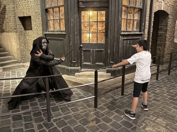 「ここに現れるとは！」小5息子が『死喰い人』と対決。スタジオツアー東京のハロウィンイベントでハリポタ世界にどっぷり♪