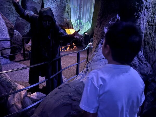 「ここに現れるとは！」小5息子が『死喰い人』と対決。スタジオツアー東京のハロウィンイベントでハリポタ世界にどっぷり♪