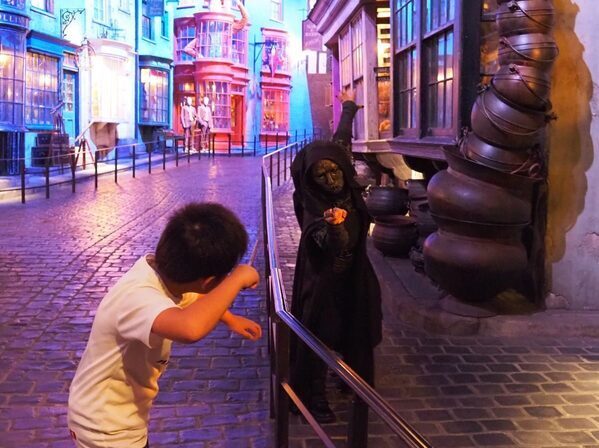 「ここに現れるとは！」小5息子が『死喰い人』と対決。スタジオツアー東京のハロウィンイベントでハリポタ世界にどっぷり♪