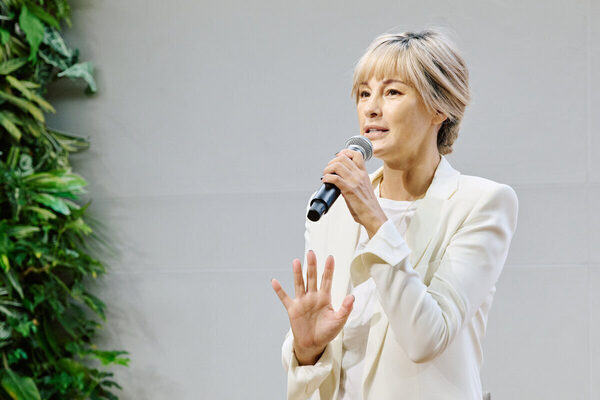 右胸が突然小さくなった…梅宮アンナさんが気付いた乳がんの異変。最初に気づいたのは「しこり」ではなかった