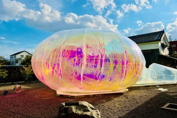 空飛ぶクジラも出現！ 公園が巨大美術館に変身 福井で25日間のアートイベント「さばえ＊まちなか芸術祭2026」開催