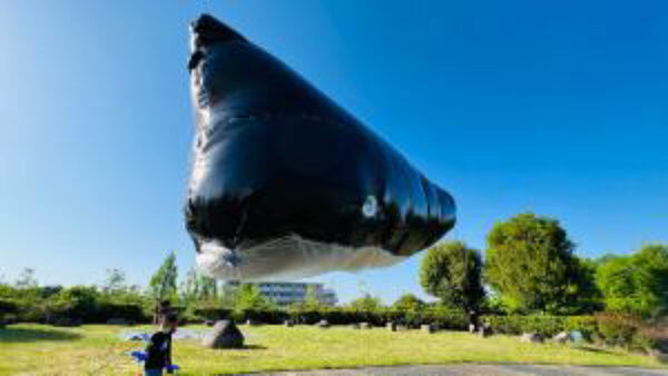 空飛ぶクジラも出現！ 公園が巨大美術館に変身 福井で25日間のアートイベント「さばえ＊まちなか芸術祭2026」開催
