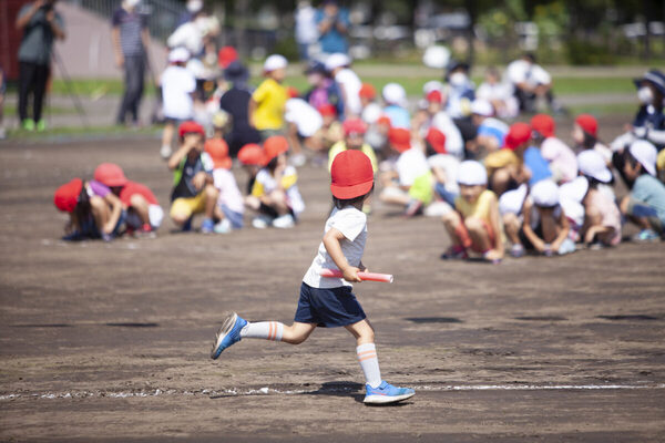 「勝てたのに助けに戻った」運動会で保護者が涙、“子どもたちの判断”に称賛の声