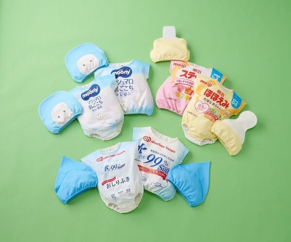 「明治ほほえみ」から「水99％Superおしりふき」まで！ 育児の定番アイテムを再現したベビー服が登場