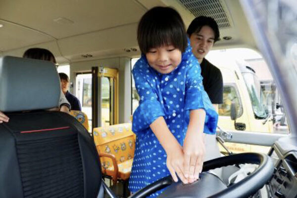 車に取り残されてしまったらクラクションを鳴らそう！静岡の幼稚園で「たすけてブーブー」安全教室開催