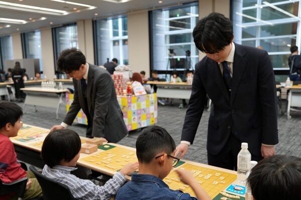 藤井聡太竜王に挑む、指せる小学生を募集中！参加無料の「ペコちゃんこども将棋塾」