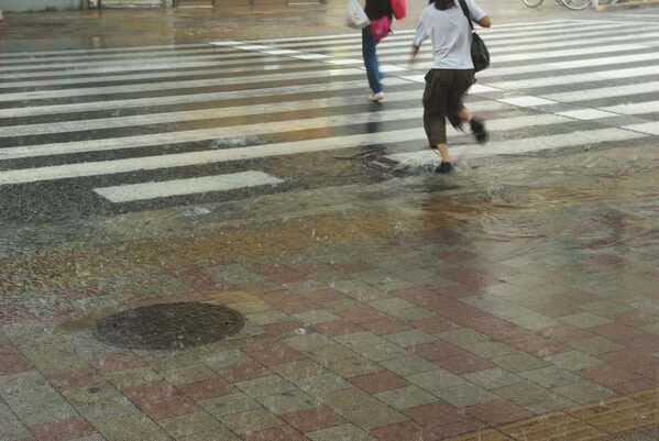 突然の強い雨、どうする？ 事前に予想はできるの？ 冠水や浸水にはどうすれば…親子で知りたい天気の知識