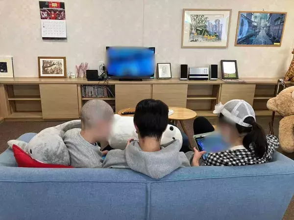 成長痛だと思っていた息子は「がん」だった。小学生息子の長期入院に付き添うため、家族が下した決断