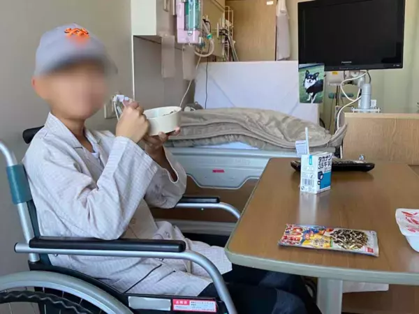 成長痛だと思っていた息子は「がん」だった。小学生息子の長期入院に付き添うため、家族が下した決断