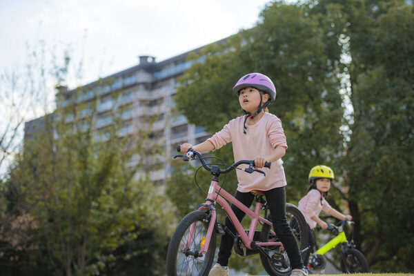 公園の“うんてい”で6歳児が心肺停止。そのとき被っていたのは、子供の命を守るはずのものだった