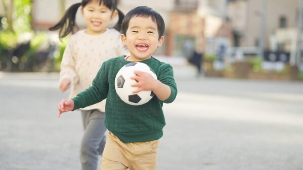 公園の“うんてい”で6歳児が心肺停止。そのとき被っていたのは、子供の命を守るはずのものだった