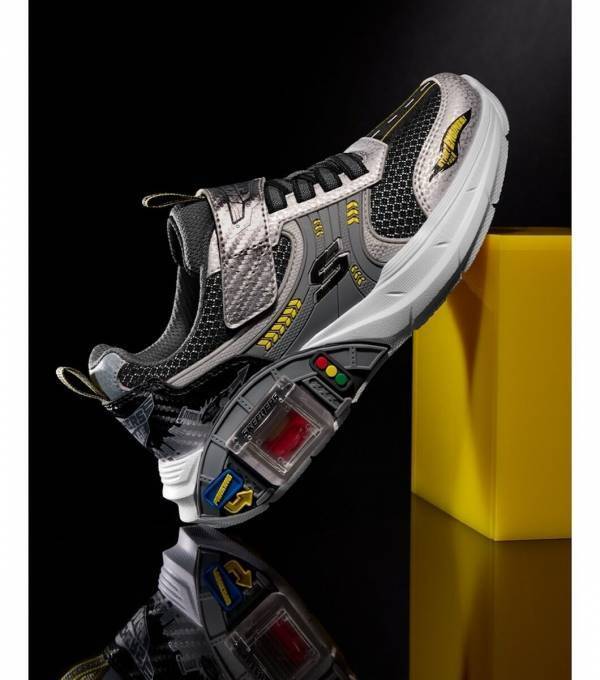 靴底にミニカーがピットイン！スケッチャーズのキッズスニーカー「Skechers Garage」が遊び心満載