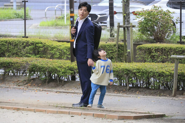 共働き夫婦は1カ月に約300回も家族に「ごめん」を感じる!?マユリカ阪本さんパパ役を熱演