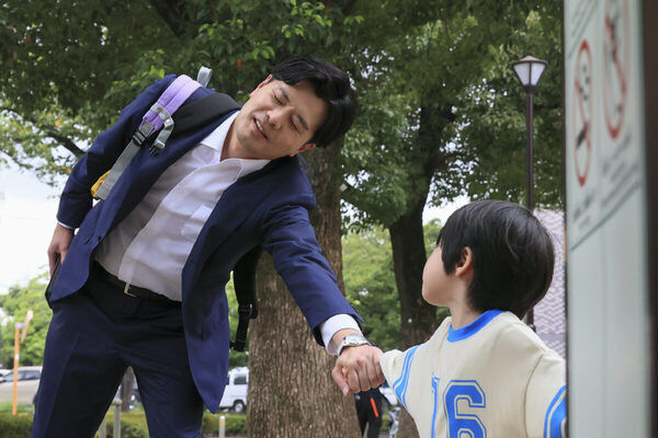 共働き夫婦は1カ月に約300回も家族に「ごめん」を感じる!?マユリカ阪本さんパパ役を熱演