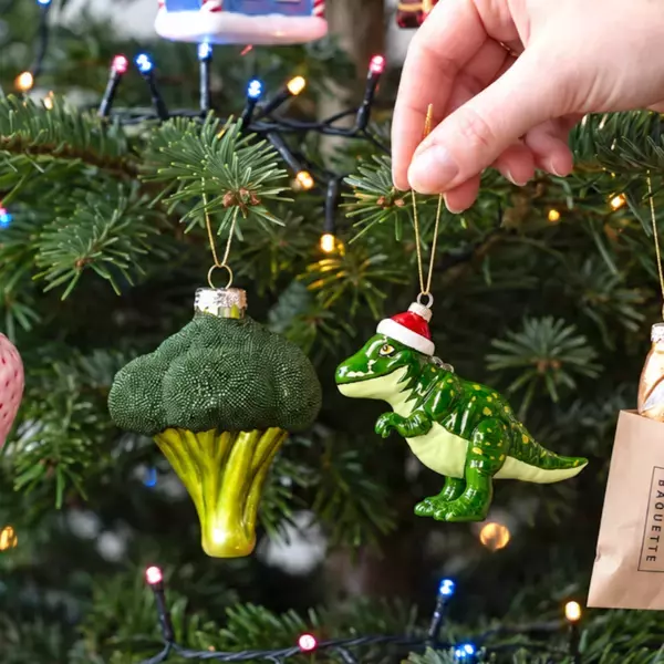 クリスマスツリーにブロッコリー!? 思わず二度見、フライングタイガーのオーナメント全55種