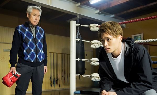 オムニバス映画『夏の夜空と秋の夕日と冬の朝と春の風』公開日決定　鈴木伸之とモロ師岡の姿捉えた場面写真も