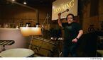 ジョン・ファヴロー監督がドラムを叩いていた!?　『ライオン・キング』ふたつの特別映像公開