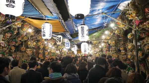 秋の恒例行事！花園神社大酉祭（酉の市）が開催中