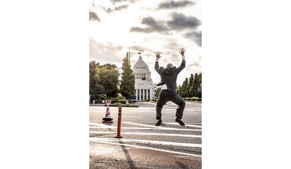 憲法を主人公にした舞台、燐光群『憲法くん』が開幕