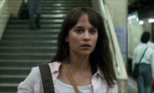 最大の謎は主人公の“内面”。監督が語る『アースクエイクバード』