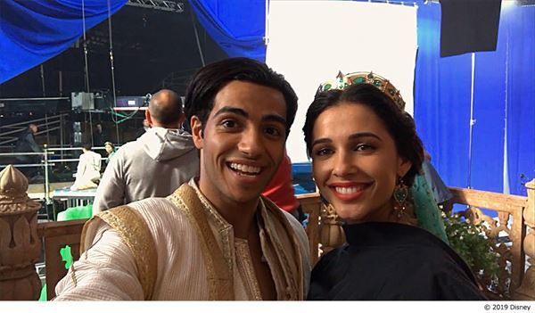 『アラジン』の魔法のじゅうたんは快適じゃない？　『ホール・ニュー・ワールド』の舞台裏が映し出されたメイキング映像公開