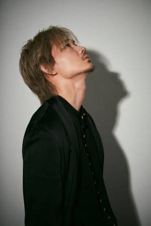 綾野剛が見た一筋の光「息苦しくなったら、空を見上げてみればいい」